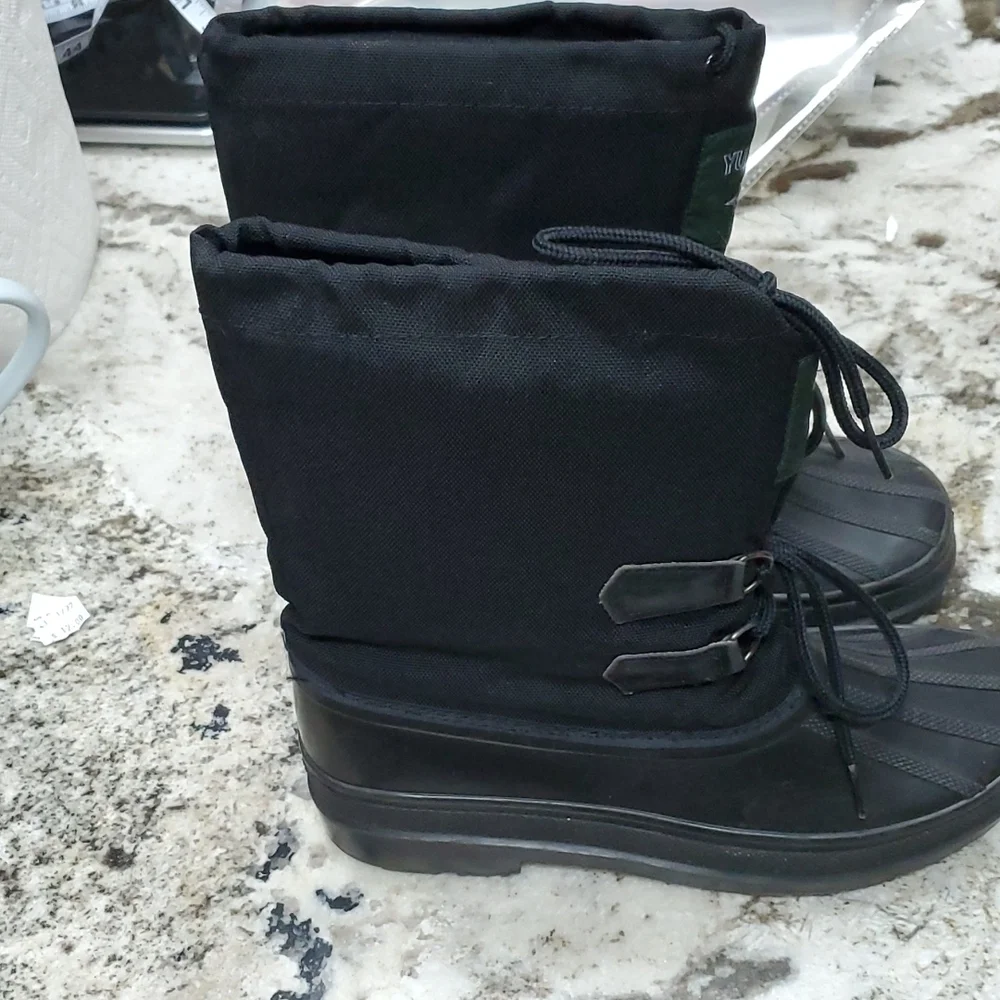 Yukon Avalance Boots Size 6 all weather black size 6 has flaw rain snow